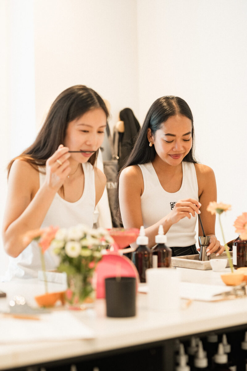 Kvinder laver egne duftlys til event