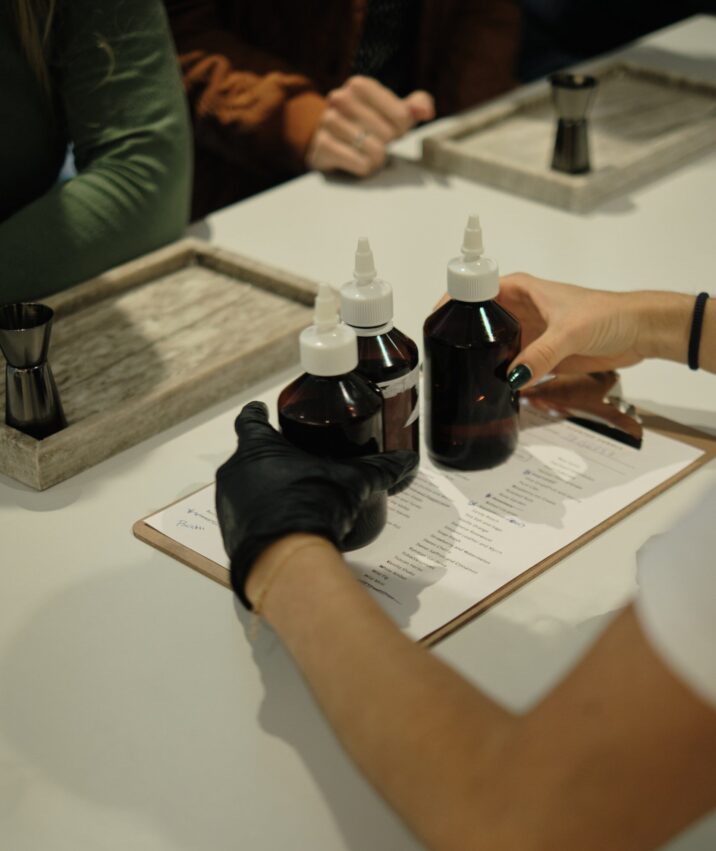 Kvinde præsenterer duftolier