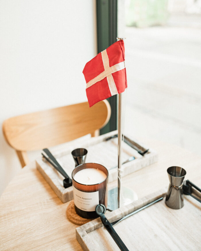 Fødselsdagsflag på bord i duftlysbar